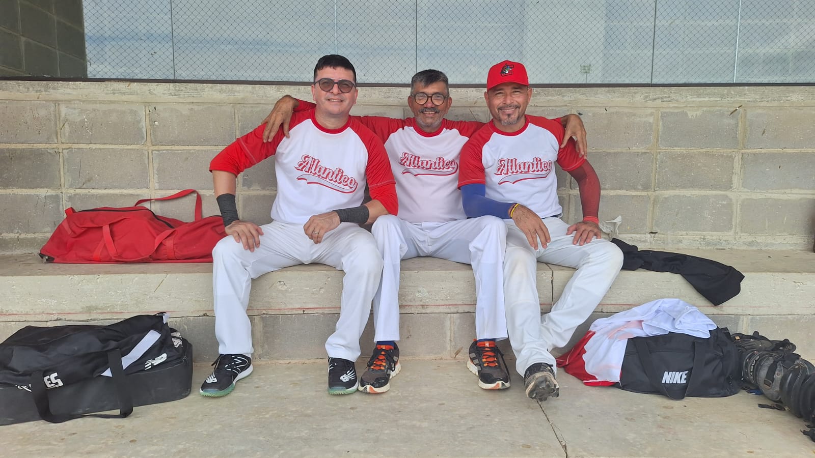 Tres jugadores en la banca